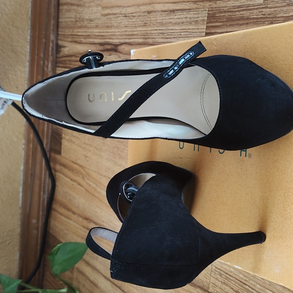 Women's black suede heels